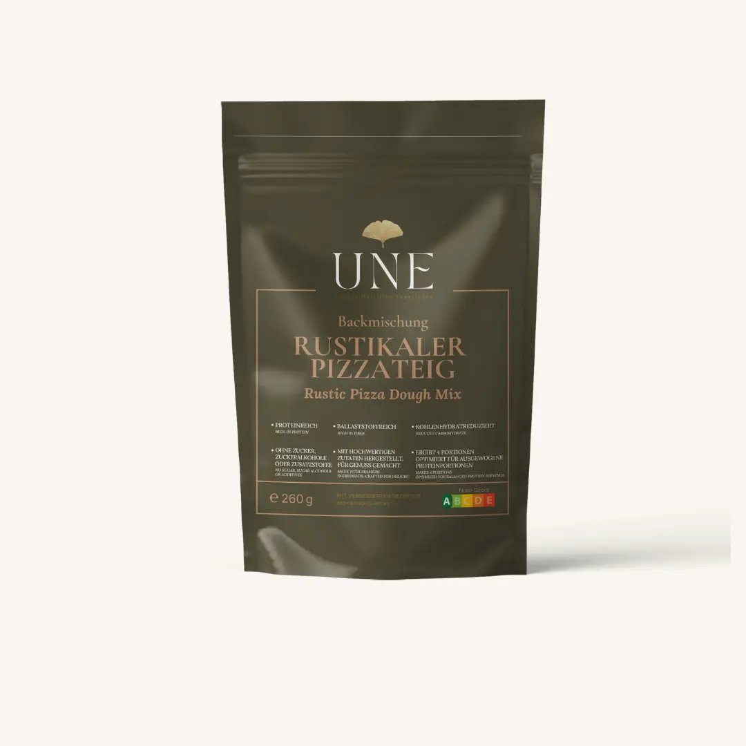 Dunkelgrüner Beutel der Protein Pizzateig Backmischung von UNE Foods (Rustikaler Pizzateig, 260 g) vor cremefarbenem Hintergrund