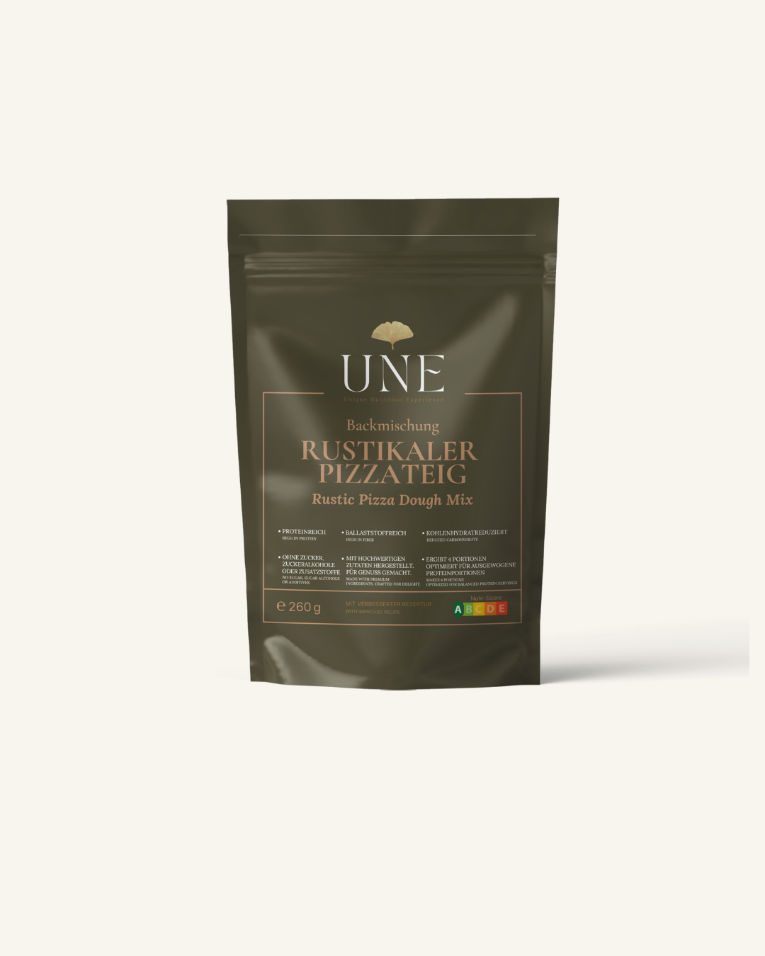 Dunkelgrüner Beutel der Protein Pizzateig Backmischung von UNE Foods (Rustikaler Pizzateig, 260 g) vor cremefarbenem Hintergrund