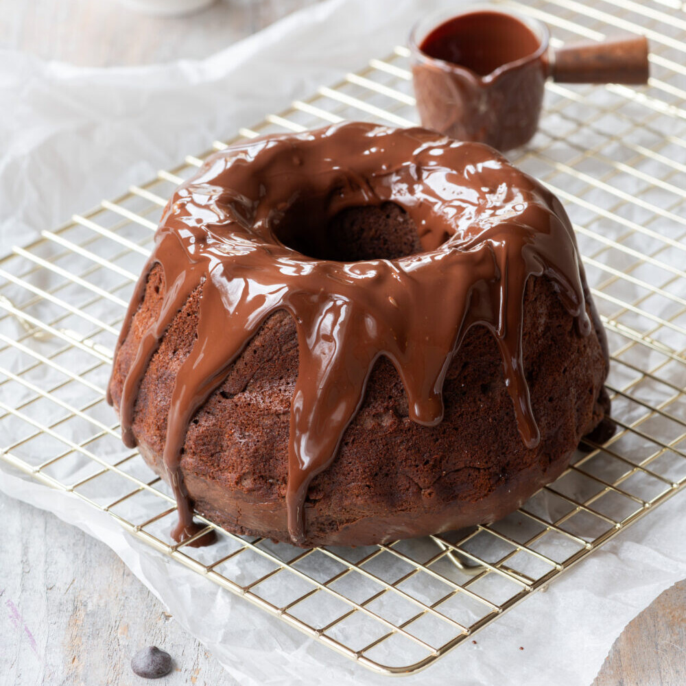 Protein-Fiber Schokokuchen mit glänzender Schokoladenglasur auf Abkühlgitter, glutenfrei, proteinreich und lower carb