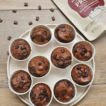 Protein-Fiber Schokokuchen Backmischung – gebackene Muffins mit Schokolade aus einer kohlenhydratreduzierten, proteinreichen Backmischung