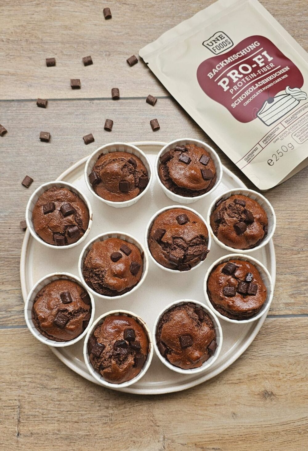 Frisch gebackene Protein-Fiber Schokomuffins auf Teller, glutenfreie Schokokuchen-Backmischung, proteinreich, lower Carb