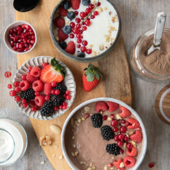 Cremiger Schoko-Kollagenpudding mit Beeren und Kakaofasern – angerührt mit dem Premium Kollagenpulver von UNE FOODS: ohne Zuckerzusatz, mit Ballaststoffen und Mikronährstoffen für vielseitige Lower Carb Rezepte
