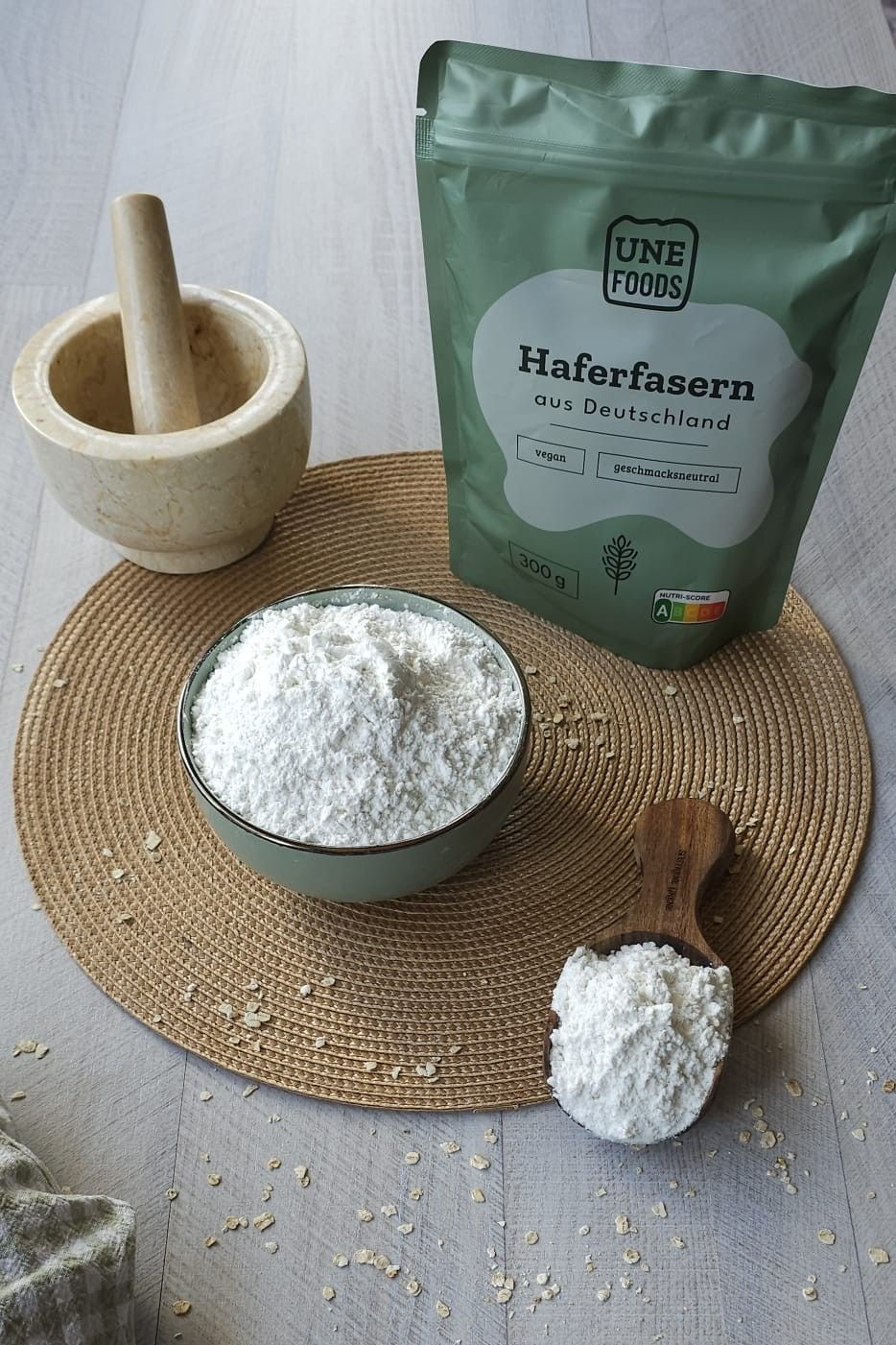 UNE Foods Haferfasern Verpackung mit Haferfasern in Schale auf Holztablett, vielseitig für Backen, Porridge und Smoothies