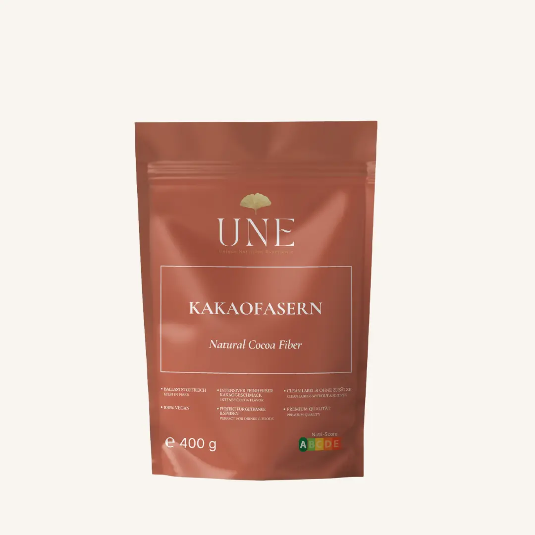 UNE Foods Kakaofasern in der 400-g-Packung – veganes Kakaofaserpulver mit 65 g Ballaststoffen pro 100 g, intensivem Kakaogeschmack und ohne Zusatzstoffe.