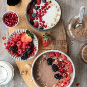 Schoko-Kollagen-Bowl mit frischen Beeren – zubereitet mit UNE FOODS Premium Kollagenhydrolysat + Fiber für eine proteinreiche, ballaststoffreiche Ernährung ohne Zuckerzusatz