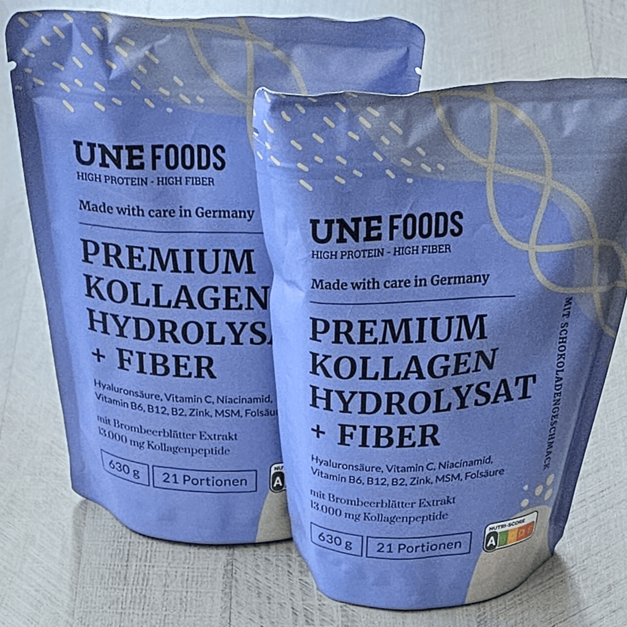 Zwei Beutel UNE FOODS Premium Kollagenhydrolysat + Fiber – 3-in-1 Kollagenpulver mit Ballaststoffen und Vitaminen, hergestellt in Deutschland, ideal zur Unterstützung von Haut, Darm und Energie.