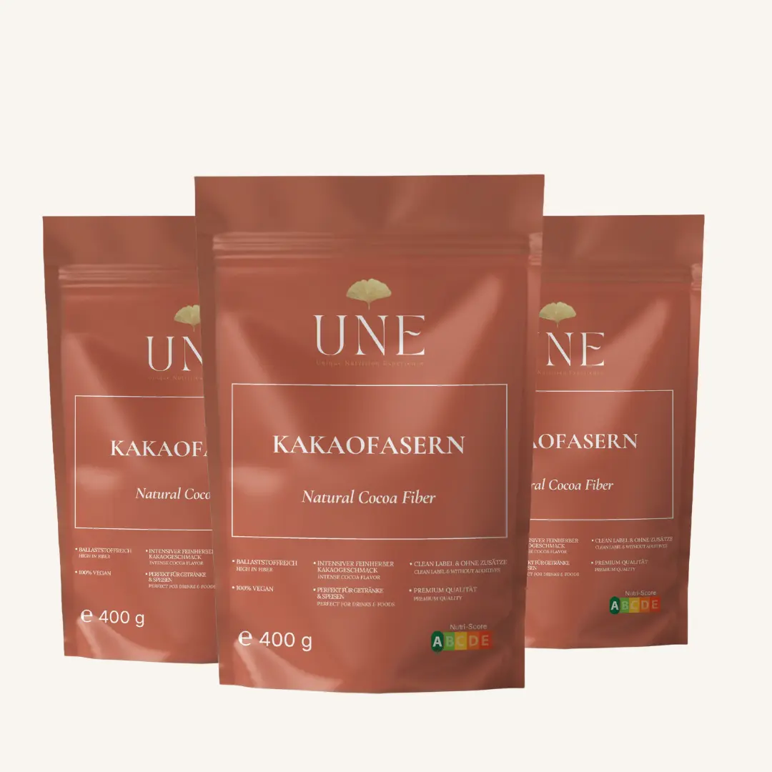 Drei Packungen UNE Foods Kakaofasern à 400 g – veganes, ballaststoffreiches Kakaofaserpulver mit intensivem Kakaogeschmack.