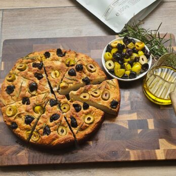rotein-Fiber Weißbrot Backmischung – glutenfreie, kohlenhydratreduzierte Teigbasis mit Upcycling-Zutaten, gebacken als mediterrane Focaccia mit Oliven und Kräutern