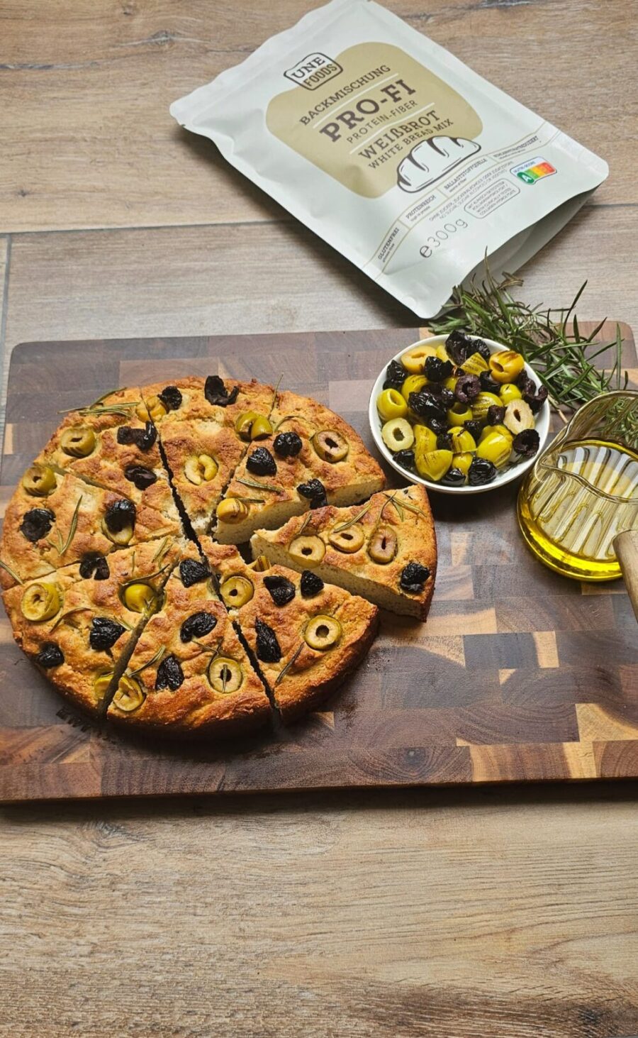 UNE Foods PRO-FI Weißbrot glutenfrei Lower Carb aufgeschnitten auf Holzbrett – protein- und ballaststoffreiches Weißbrot ohne Weizen Food Inspiration