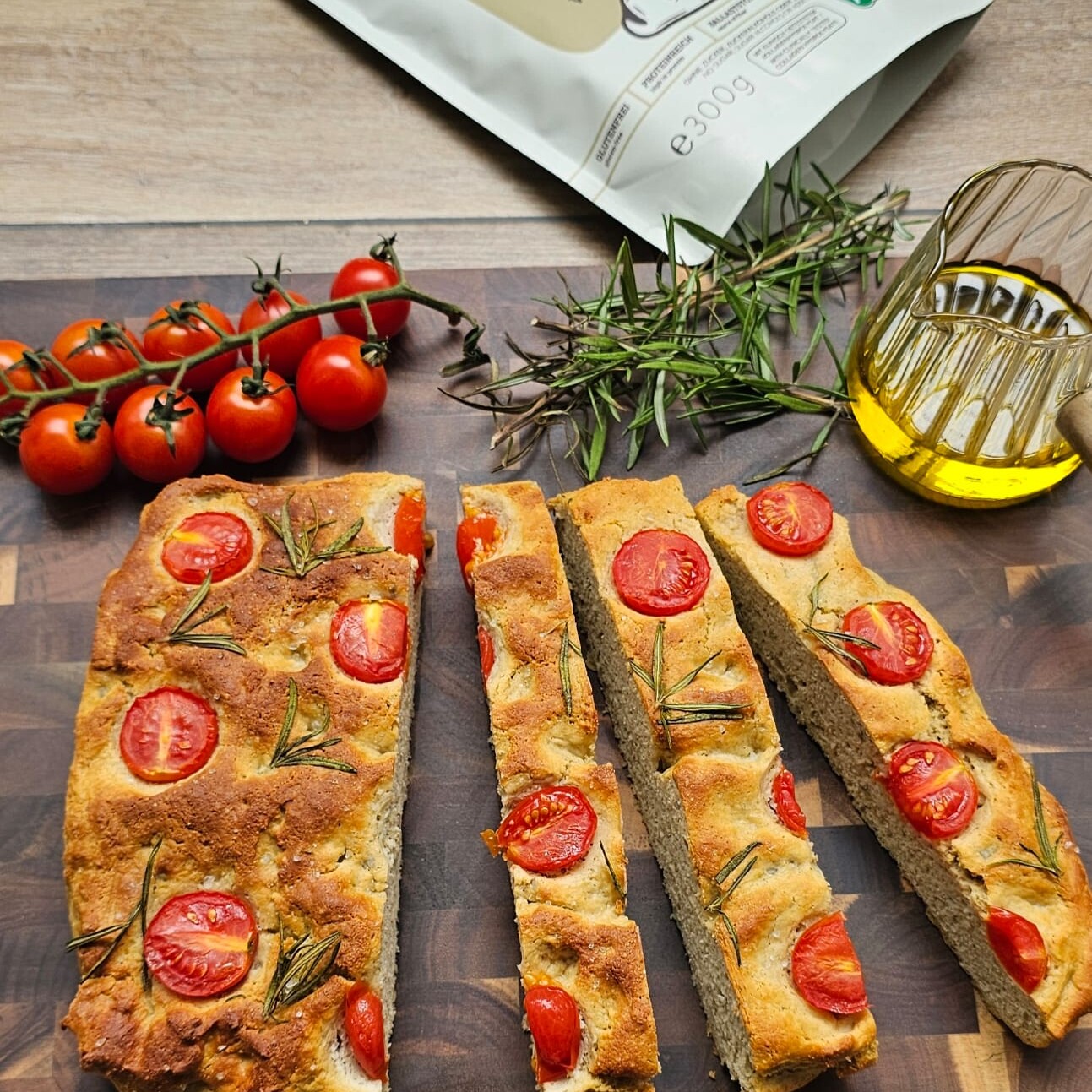 Protein-Fiber Wei&szlig;brot Backmischung &ndash; glutenfreies, kohlenhydratreduziertes Brot mit vollst&auml;ndigem Aminos&auml;ureprofil und Upcycling-Zutaten, gebacken als Focaccia mit Tomaten