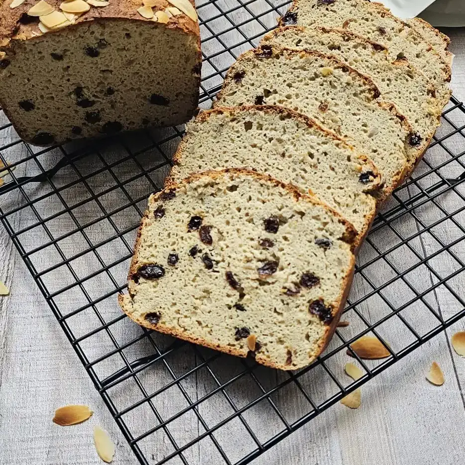 Frisch gebackener Bergischer Blatz aus der glutenfreien Weißbrot-Backmischung von unefoods, aufgeschnitten auf einem Kuchengitter