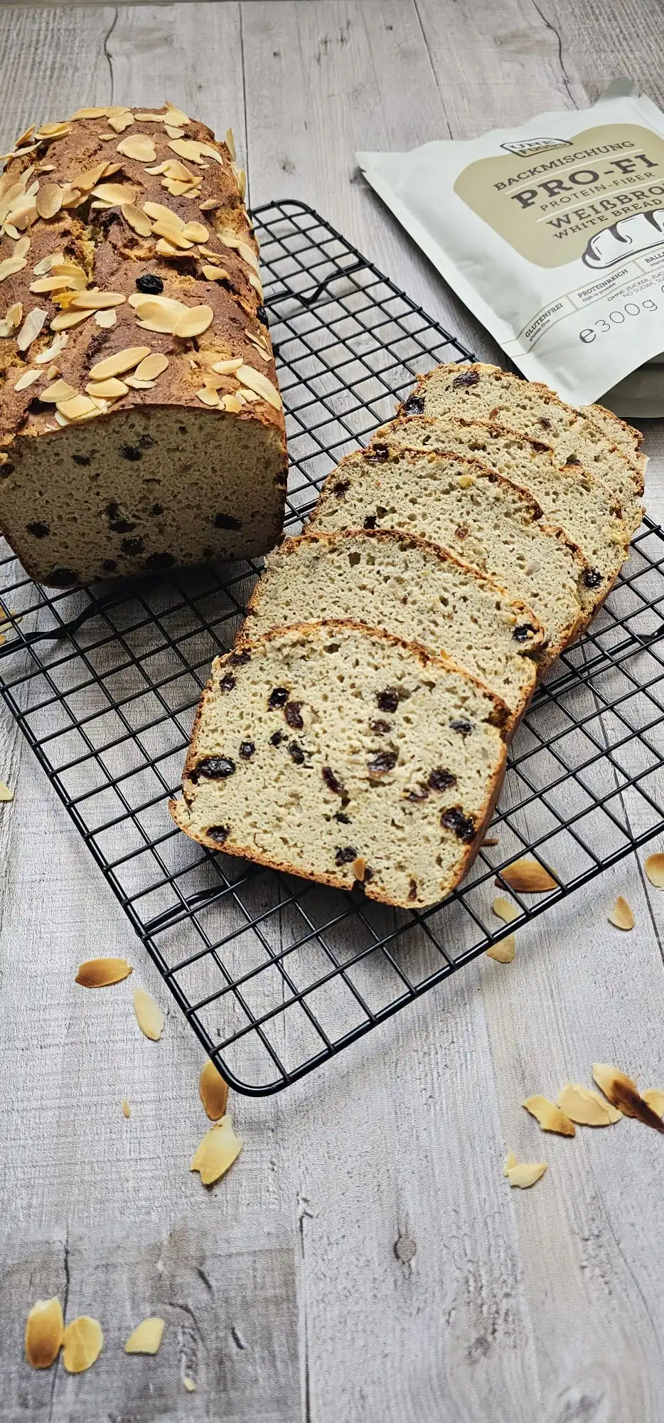 Frisch gebackener Bergischer Blatz aus der glutenfreien Weißbrot-Backmischung von unefoods, aufgeschnitten auf einem Kuchengitter