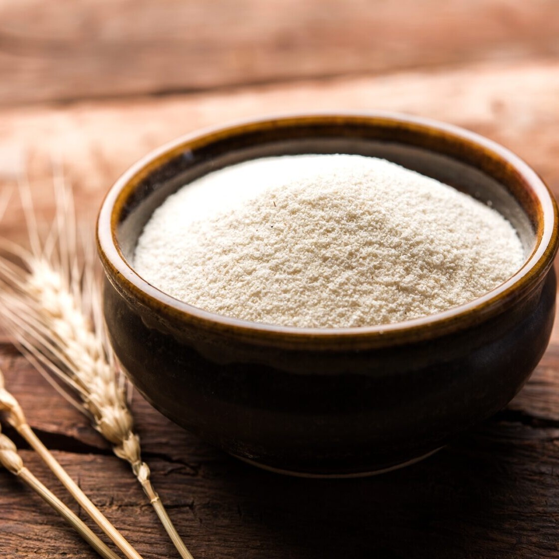 Vitales Weizenprotein auf Holzl&ouml;ffel &ndash; Zutat f&uuml;r proteinreiche Backmischungen