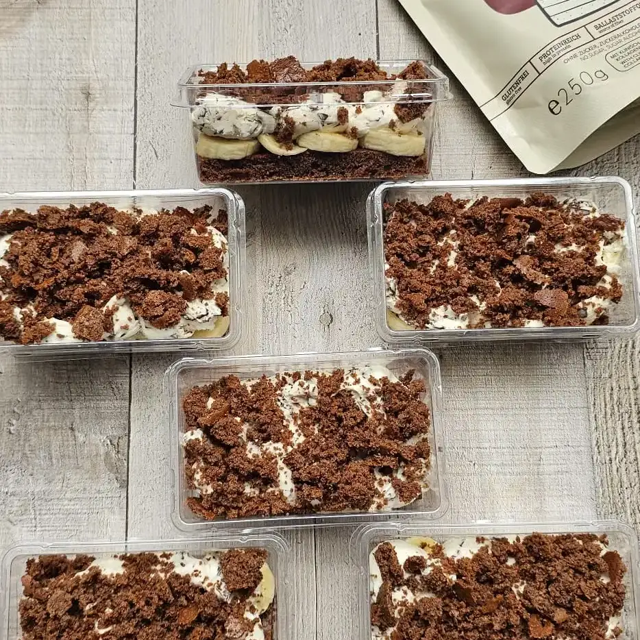 Mini-Schokokuchen mit Schokocrumbles und heller Creme, gebacken mit der glutenfreien Schokokuchen-Backmischung von UNE Foods